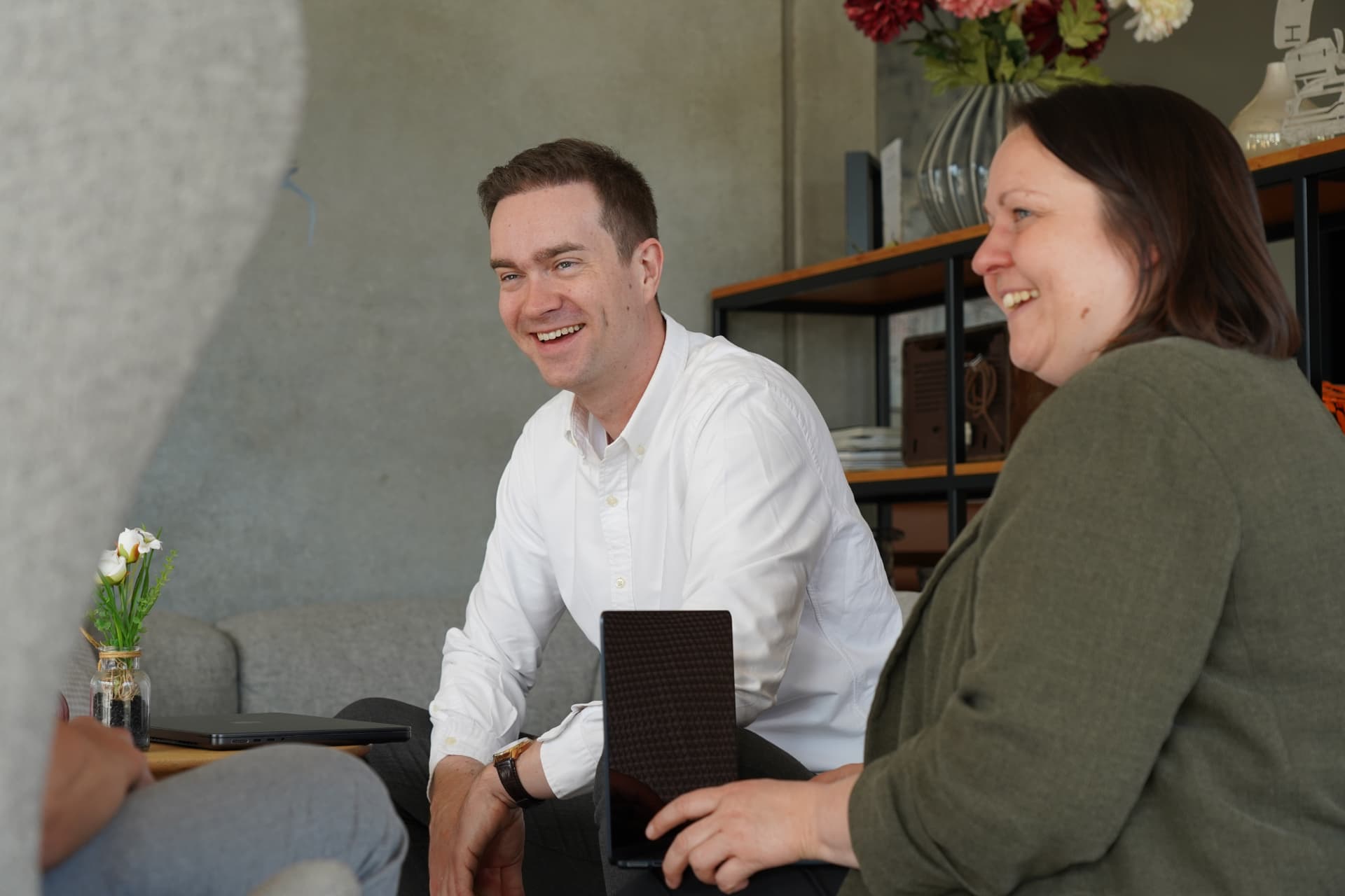 Zwei T4D-Beratende lachen während einer gemeinsamen Arbeitssession