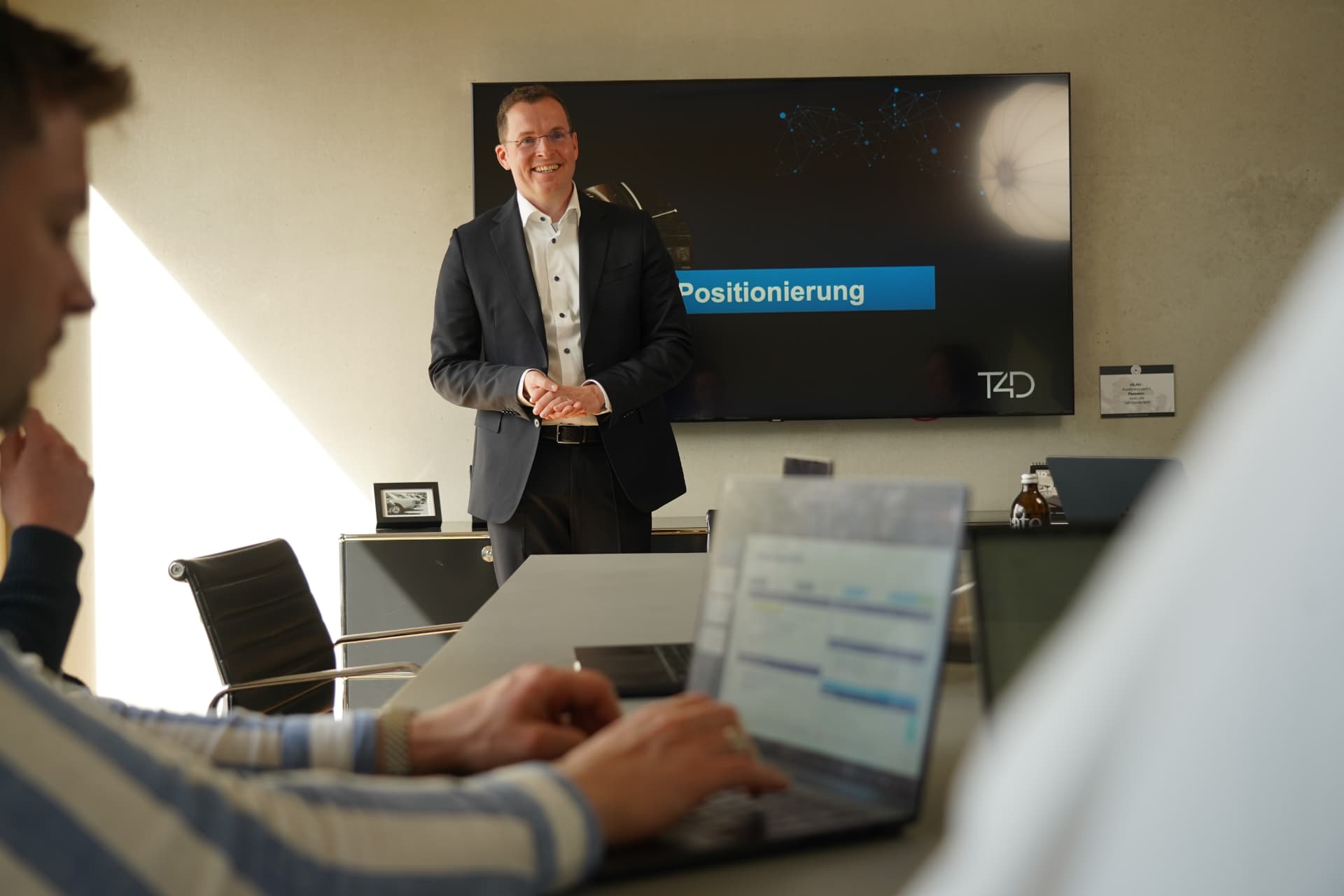 Berater von T4D Consulting präsentiert die Positionierung vor einem kleinen Führungskreis