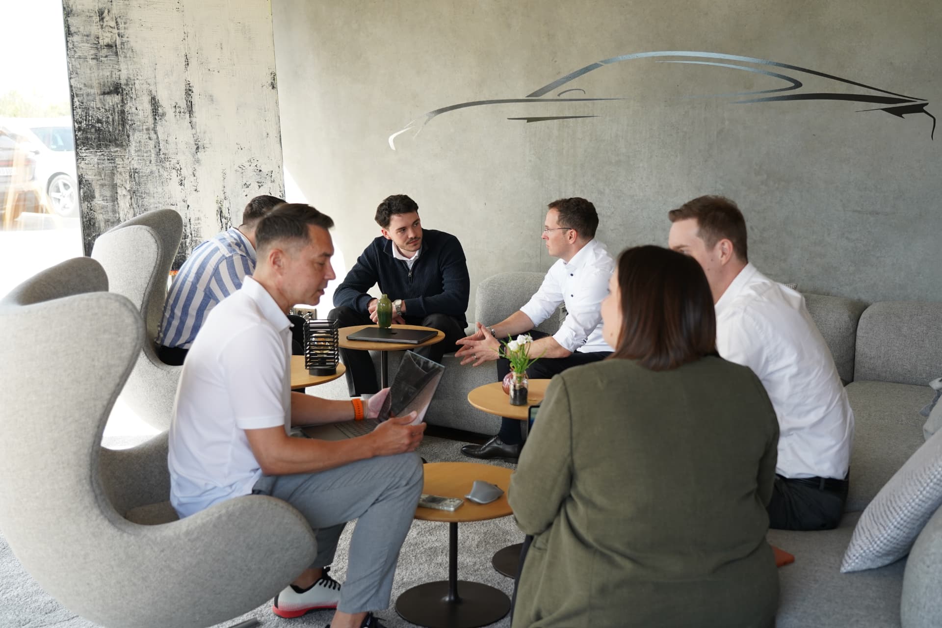 Team von T4D Consulting im gemeinsamen Sparring in einer Lounge-Situation