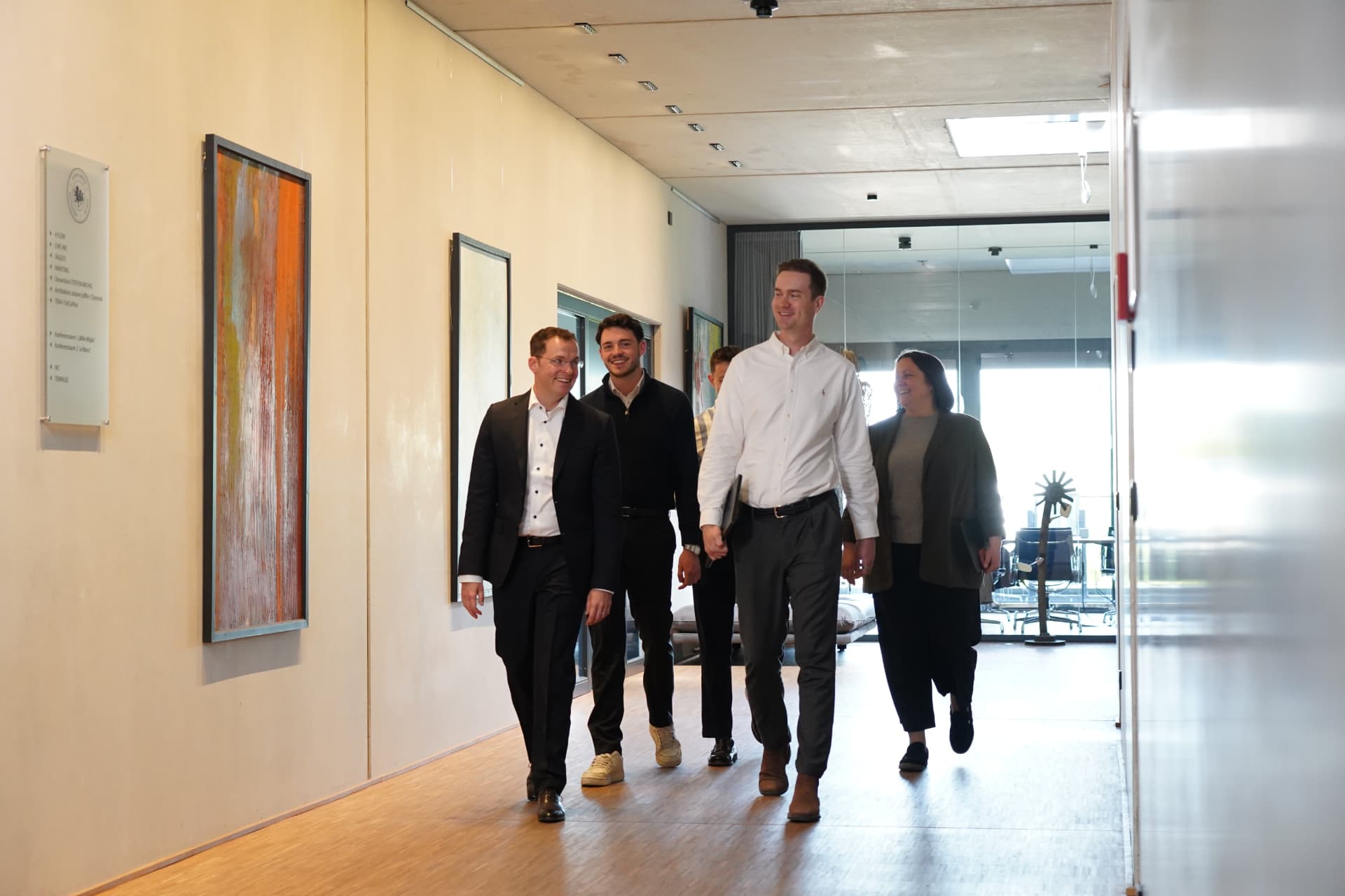 Team von T4D Consulting geht gemeinsam durch den Flur des Büros in Bad Nauheim